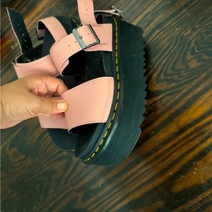 Like new, excellent condition Dr. Martens sandals size 6